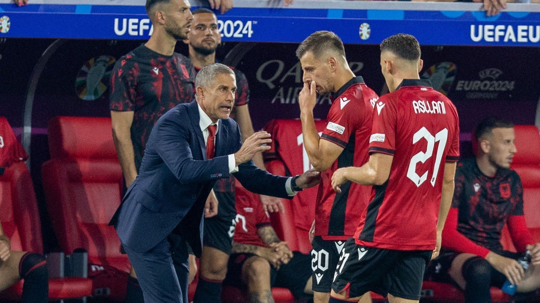 Brasileiro Sylvinho à frente da Albânia em jogo da Eurocopa de 2024
