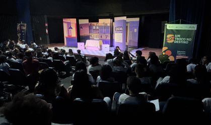 Projeto leva educação financeira a escolas públicas com teatro e oficinas