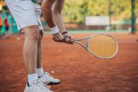 Tênis detona o joelho? Veja as lesões mais comuns e como evitar