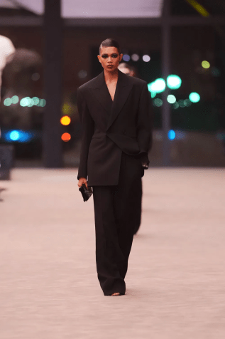 Brasileira abre desfile da Saint Laurent, em Paris • Divulgação