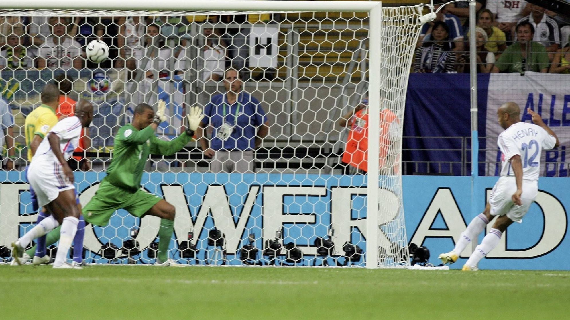 Thierry Henry marca contra o Brasil na Copa do Mundo de 2006