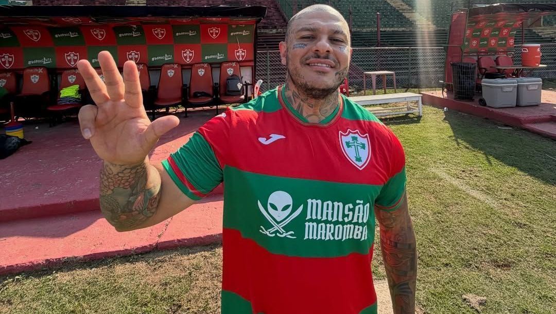 Influenciador Toguro veste camisa da Portuguesa com a logotipo da Mansão Maromba