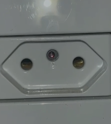 Câmera foi encontrada por funcionária que percebeu um brilho diferente na tomada • Policia Militar de Santa Catarina