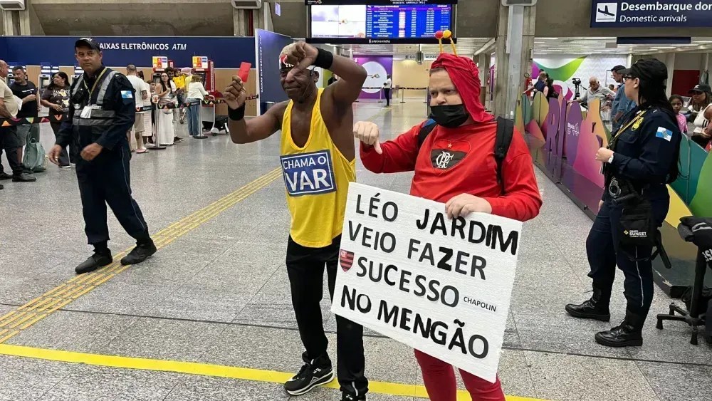 Torcedores do Flamengo aguardaram chegada de Leonardo Jardim, que evitou contato com imprensa e torcida.