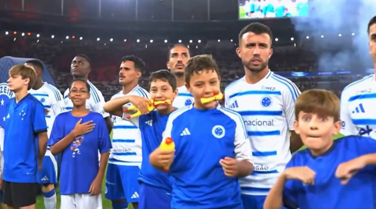 Torcedores mirins do Cruzeiro "zoam" Atlético-MG antes de partida contra o Flamengo, pelo Brasileirão.
