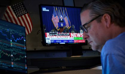 Trader operando na Bolsa de Nova York em 18/03/2026