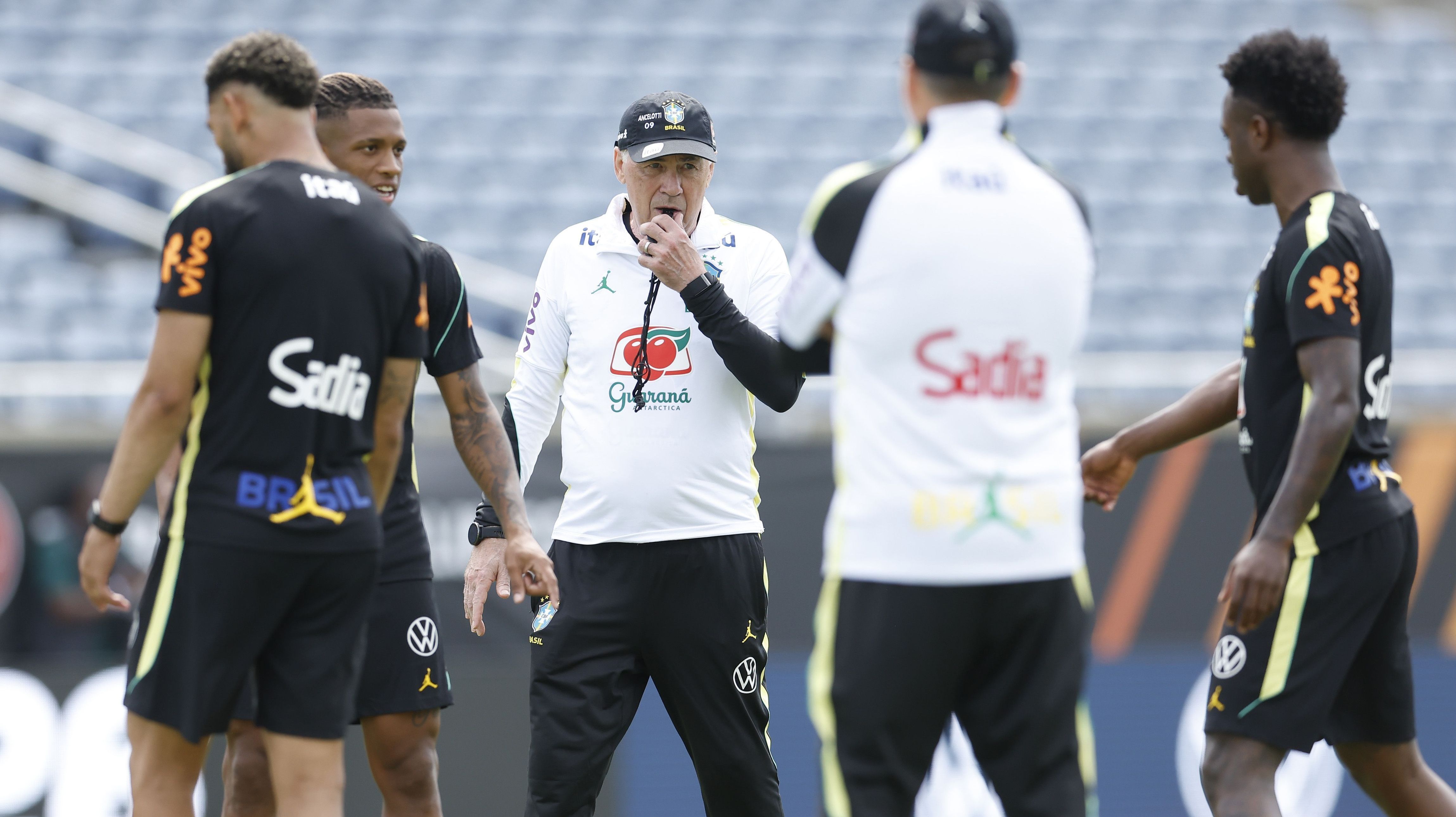 Ancelotti durante treino da Seleção Brasileira no Camping World Stadium, em Orlando