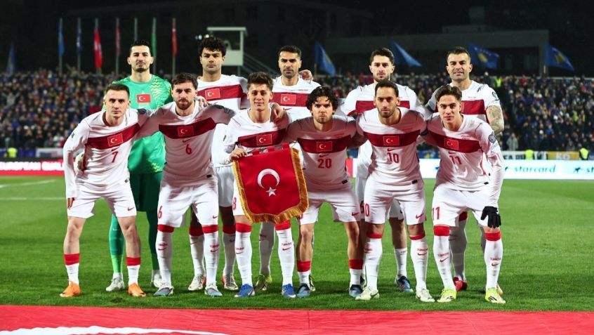 Equipe da Turquia perfilada antes de partida • Reprodução