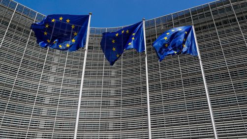 Bandeiras da União Europeia do lado de fora da Comissão Europeia em Bruxelas