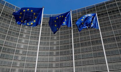 Bandeiras da União Europeia do lado de fora da Comissão Europeia em Bruxelas