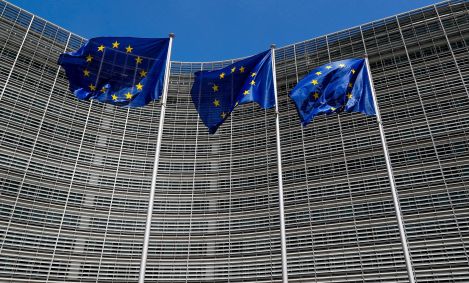 Bandeiras da União Europeia do lado de fora da Comissão Europeia em Bruxelas