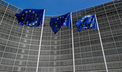 Bandeiras da União Europeia do lado de fora da Comissão Europeia em Bruxelas