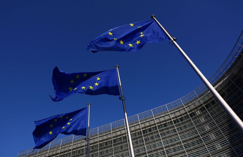 Bandeiras da UE do lado de fora da Comissão Europeia, em Bruxelas