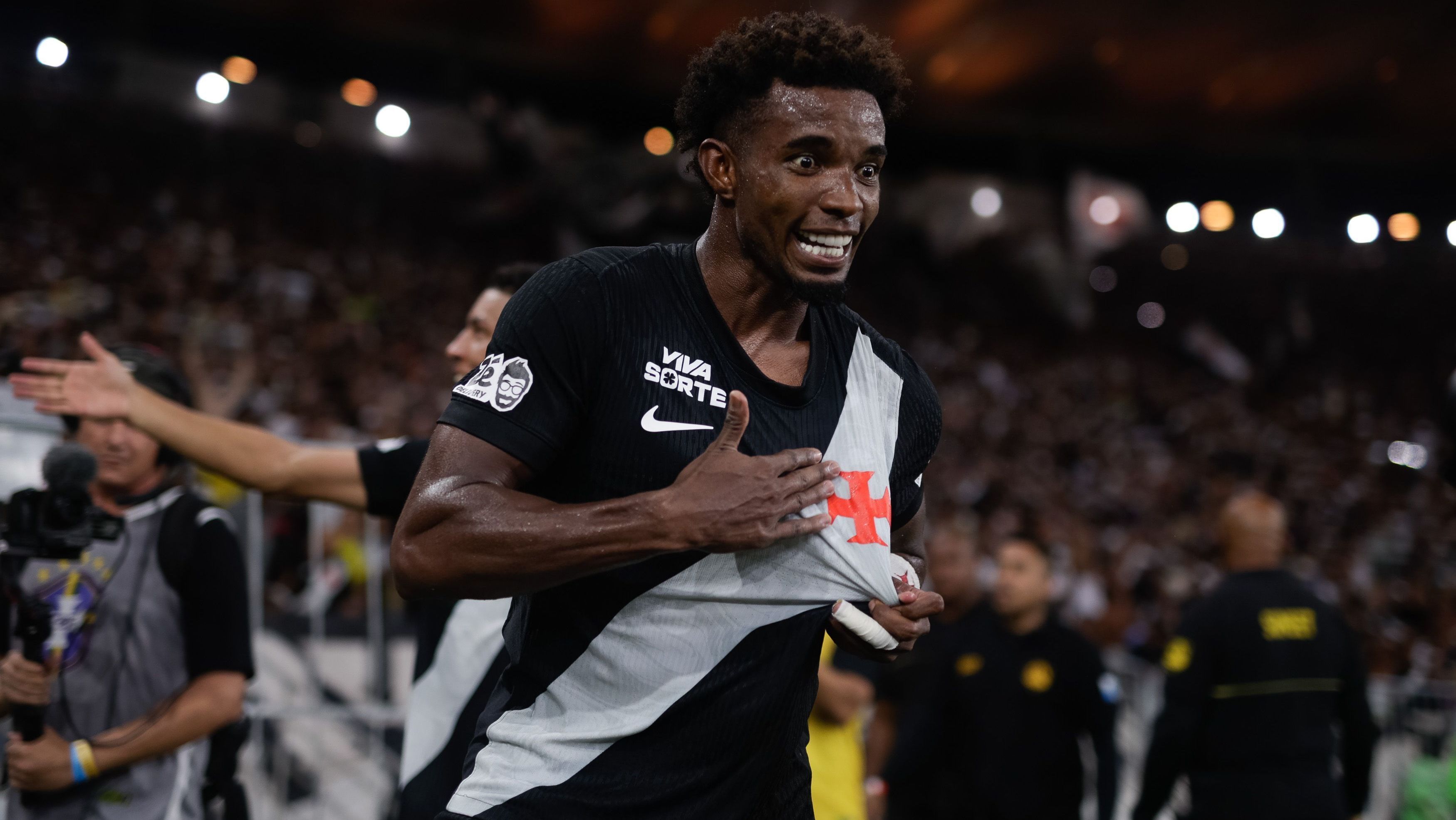 Thiago Mendes comemora o gol que marcou na virada do Vasco sobre o Fluminense