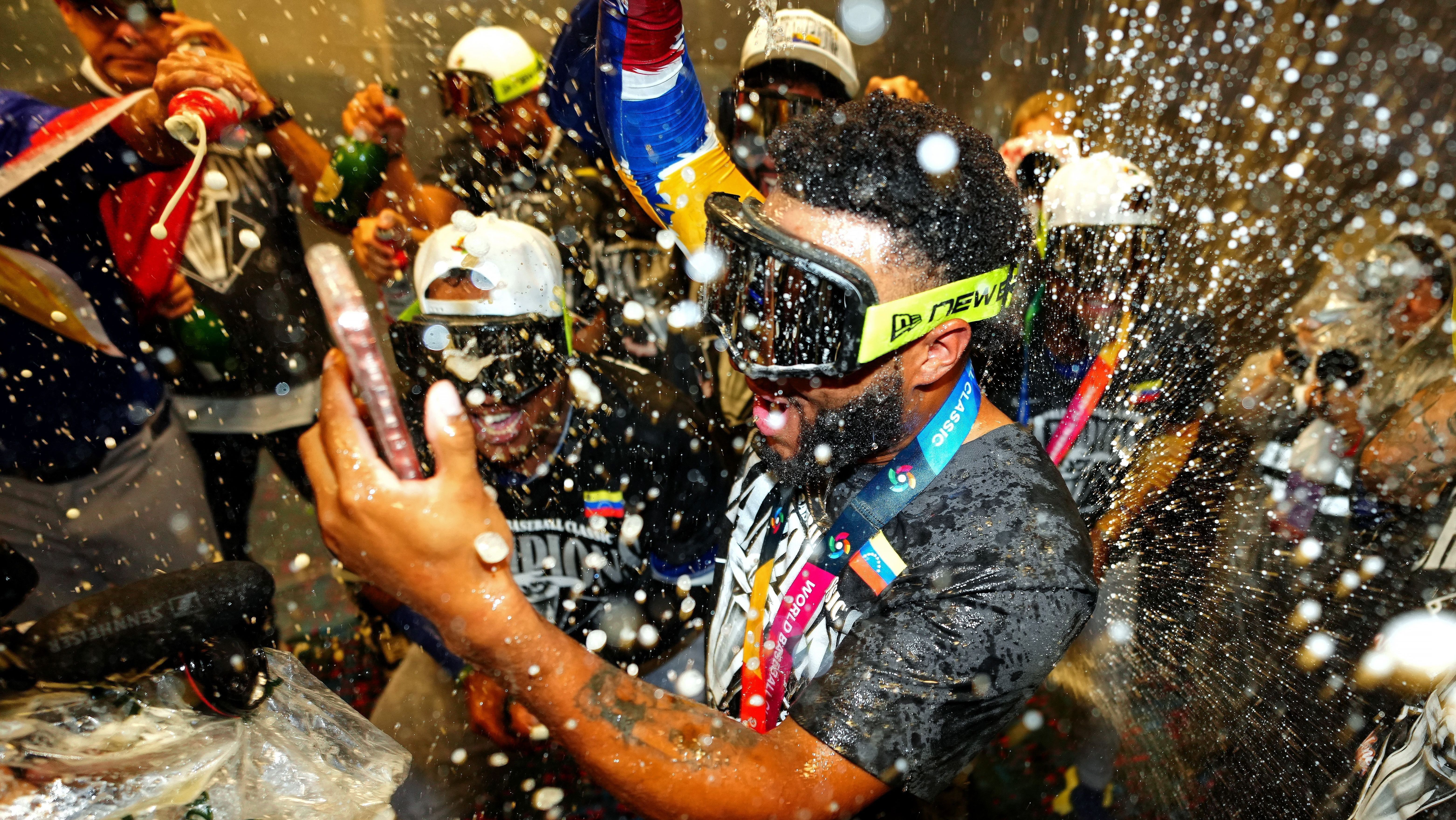 Jogadores da Venezuela comemoram o título mundial de beisebol conquistado sobre os Estados Unidos
