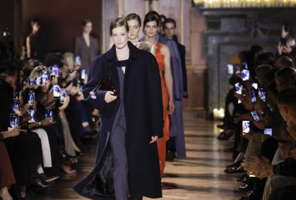 Com crise familiar, Victoria Beckham leva grife à Semana de Moda de Paris