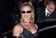 Virginia usa look all black e transparente na Semana de Moda de Paris