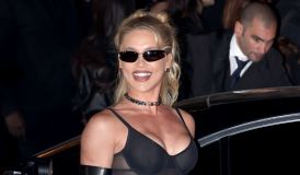 Virginia usa look all black e transparente na Semana de Moda de Paris