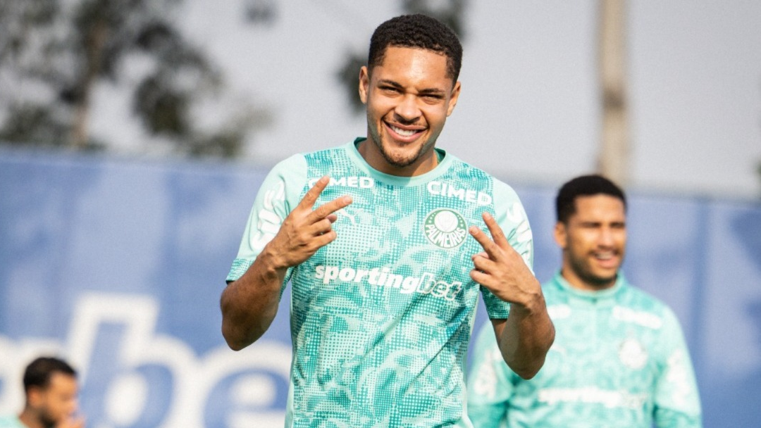 Vitor Roque treina com elenco do Palmeiras
