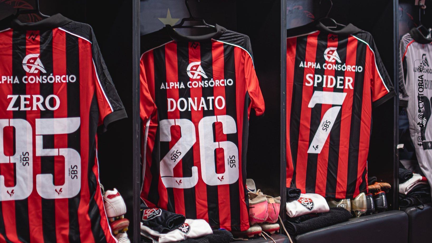 Vitória homenageia Wagner Moura com camisetas personalizadas representando personagens interpretados pelo ator.