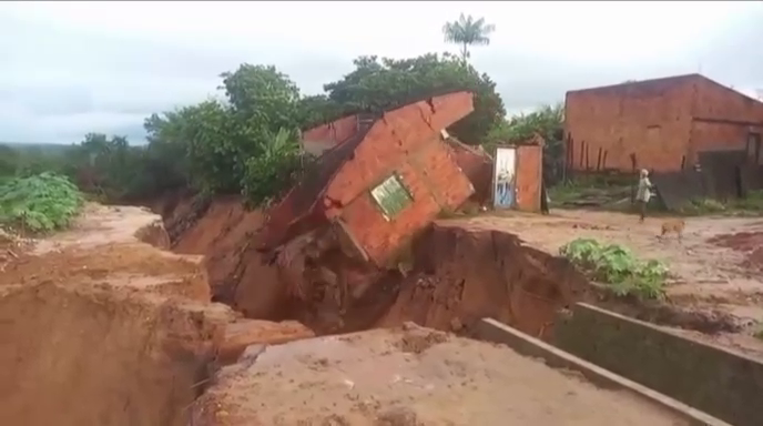 Casa é engolida por cratera após chuva e amplia risco para 700 imóveis no MA