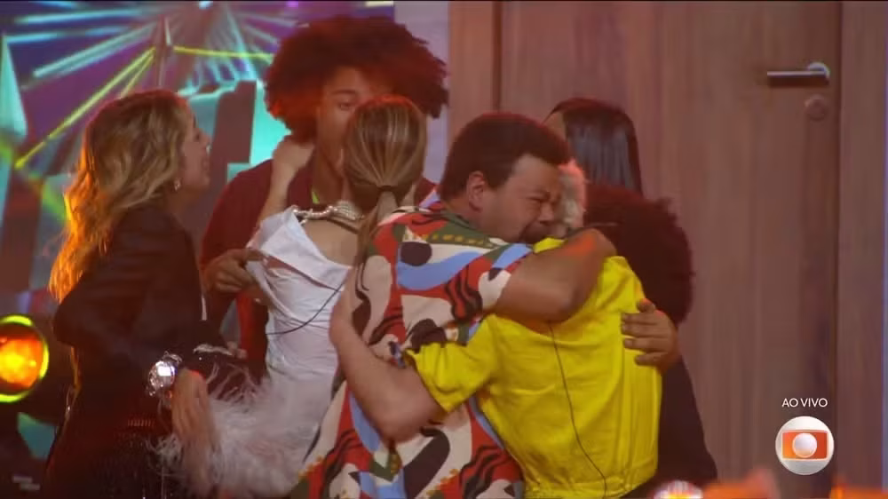 BBB 26: veja o momento em que Breno e Juliano retornam à casa após paredão falso