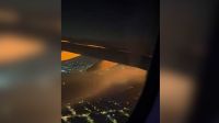 Passageiro registra momento em que motor de avião explode em SP; veja