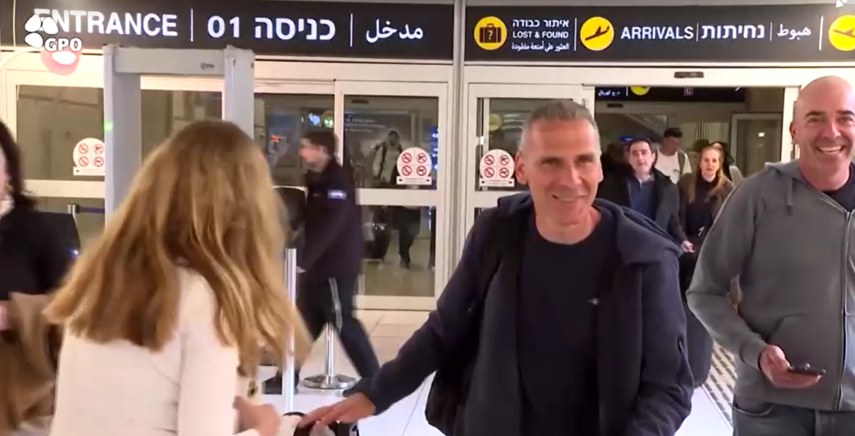 Israelenses demonstraram alegria na chegada a Israel • ISRAEL AIRPORTS AUTHORITY HANDOUT / GPO via REUTERS