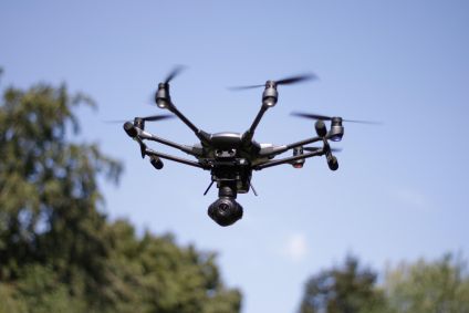 drone-militar-voando-com-camera-ilustrando-operacao-de-guerra-tecnologia-aerea-conflito-eua-ira