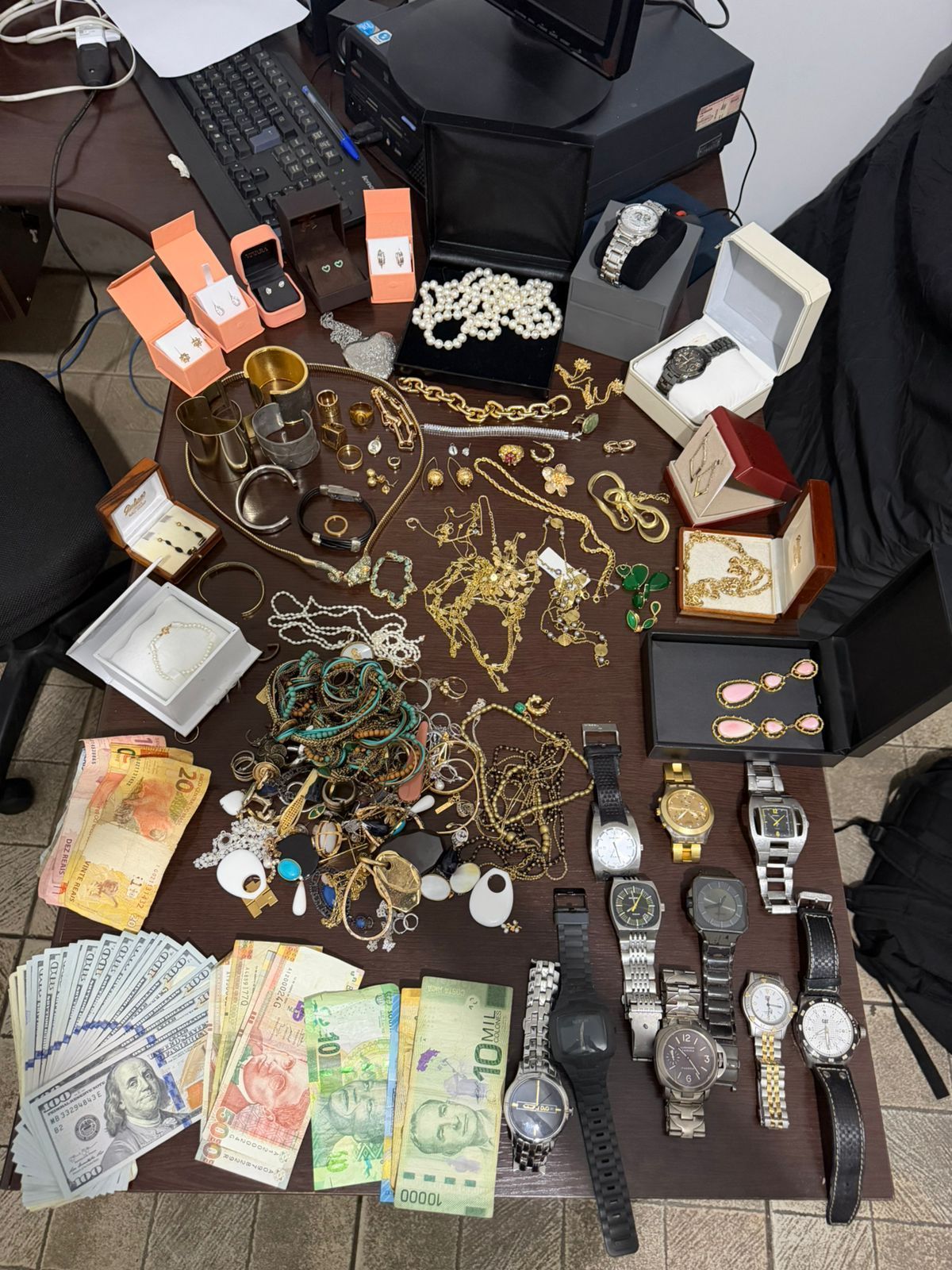 Itens roubados que foram recuperados pela polícia. • SSP-SP