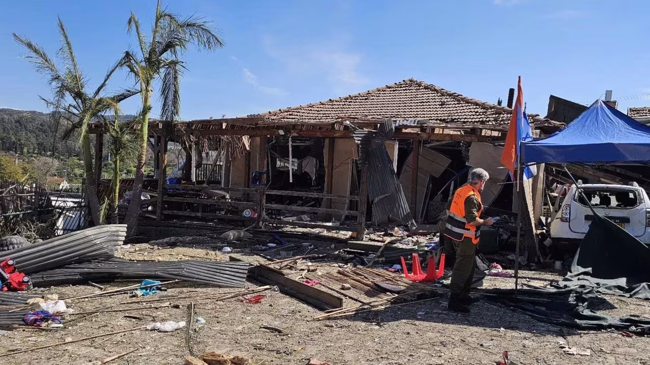 Casas danificadas por destroços de míssil iraniano interceptado por Israel