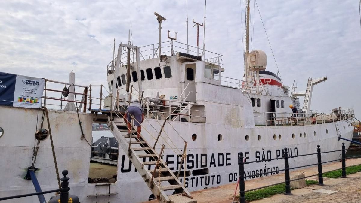 Navio histórico Professor W. Besnard • Reprodução/APS
