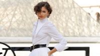 Zendaya marca presença na Semana de Moda em Paris escondendo aliança; veja