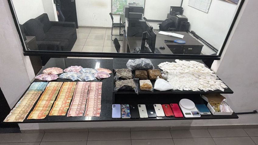 As apreensões incluem R$ 4 mil em espécie, drogas como cocaína, maconha e skunk, além deembalagens, balanças e oito celulares. • Divulgação/SSP