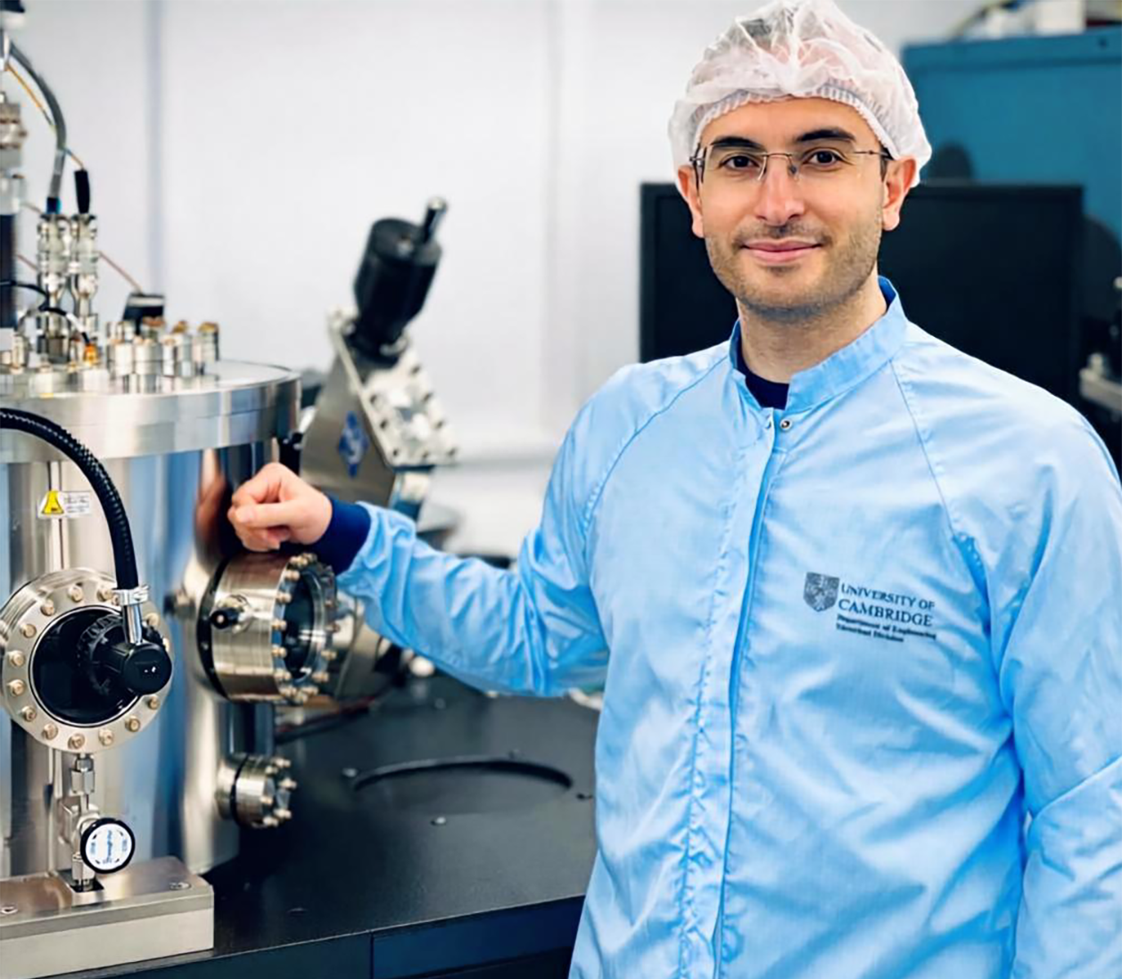 Babak Bakhit no laboratório de deposição do Departamento de Engenharia de Cambridge, onde os memristores foram fabricados • Kasia Surowiecka/University of Cambridge/Divulgação