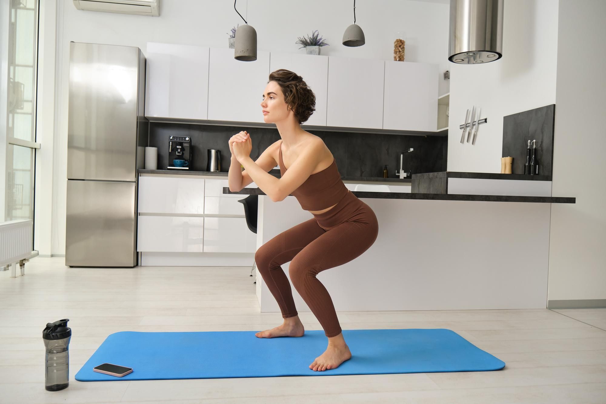 Agachamento em casa é um dos exercícios do protocolo de cinco minutos que produziu melhoras em força e saúde mental • Benzoix/Freepik