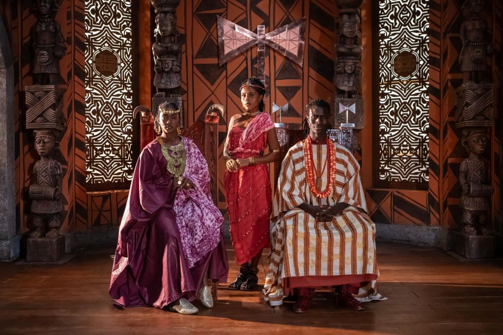 Alika (Duda Santos), Cayman (Welket Bungué) e Niara (Erika Januza)