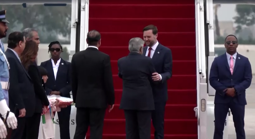 O vice-presidente dos EUA, JD Vance, chegando a Islamabad para as negociações com o Irã neste sábado (11) • PAKISTAN MINISTRY OF FOREIGN AFFAIRS