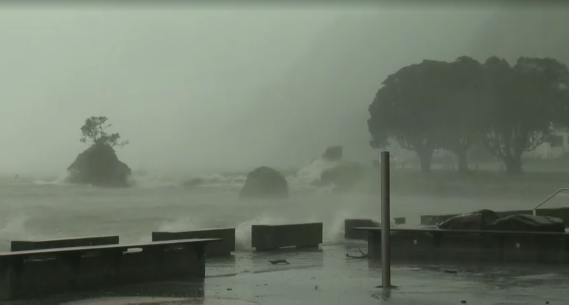 Ventos fortes e ondas vindas da costa da Nova Zelândia após a passagem do Ciclone Vaianu