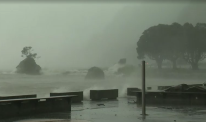 Ventos fortes e ondas vindas da costa da Nova Zelândia após a passagem do Ciclone Vaianu