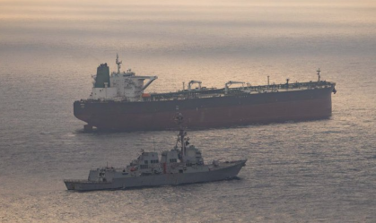 Imagem do destróier de mísseis guiados USS Rafael Peralta e de um navio com bandeira iraniana tentando navegar até um porto no Irã nesta sexta-feira (24)