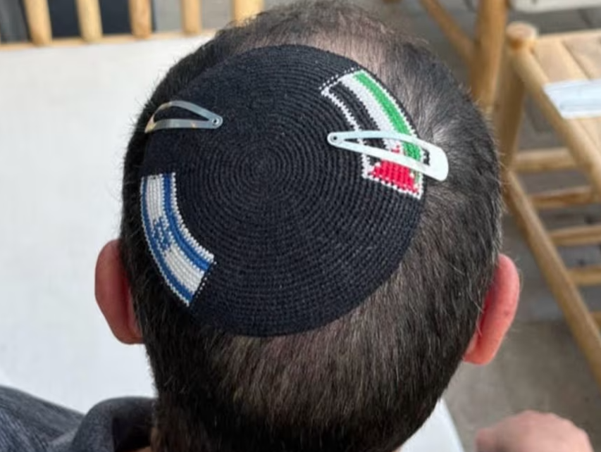 Alex Sinclair afirmou que normalmente usava um quipá bordado com as bandeiras de Israel e da Palestina