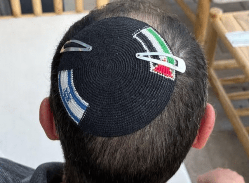Judeu é preso em Israel por usar quipá com bandeiras israelense e palestina