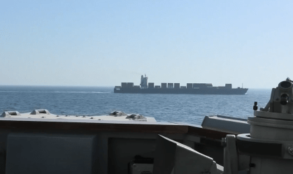 O navio cargueiro de bandeira iraniana Touska, durante interceptação da Marinha dos EUA neste domingo (19)