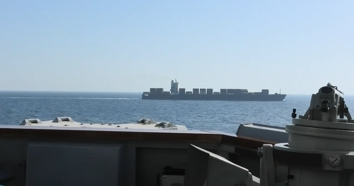 Veja o momento em que a Marinha dos EUA ataca navio cargueiro do Irã