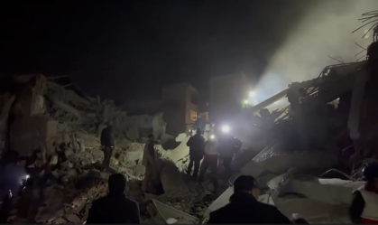 Equipes de resgate em uma área residencial que, segundo o Crescente Vermelho, foi alvo de um ataque aéreo na madrugada desta terça-feira (7)