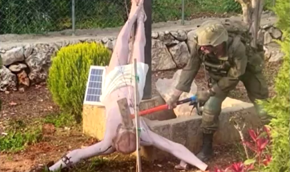 Imagem compartilhada nas redes sociais mostra um soldado israelense golpeando uma estátua de Jesus no sul do Líbano
