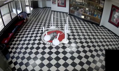 Momento em que o diretor de uma escola em Oklahoma imobilizou um atirador antes que ele pudesse abrir fogo