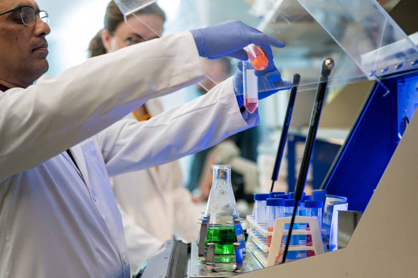 pesquisador-trabalhando-no-laboratório-com-tubo-de-ensaio