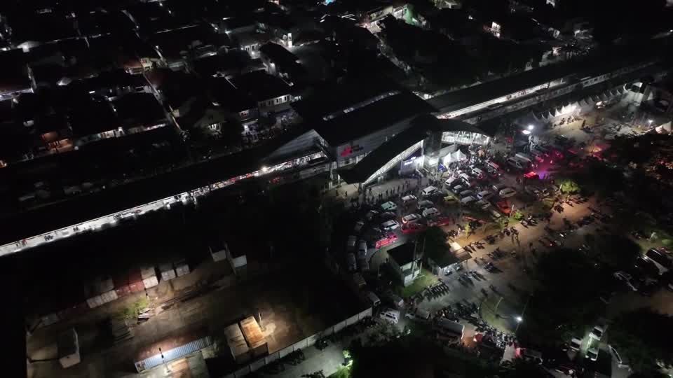 Imagens de drone mostram as consequências da colisão de trens na Indonésia